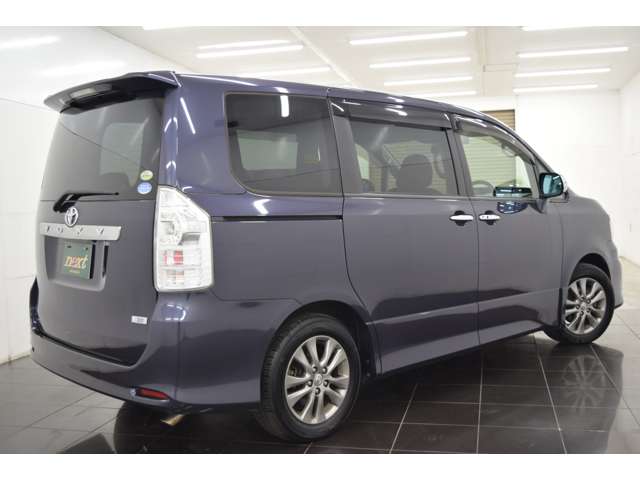 Toyota Voxy 10