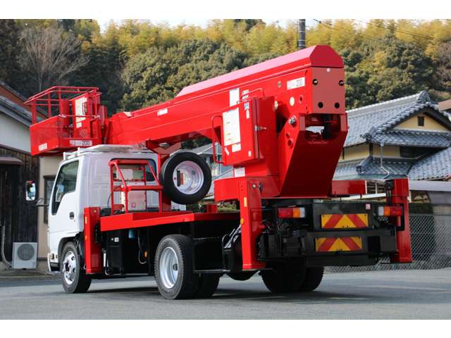 Isuzu Elf 8