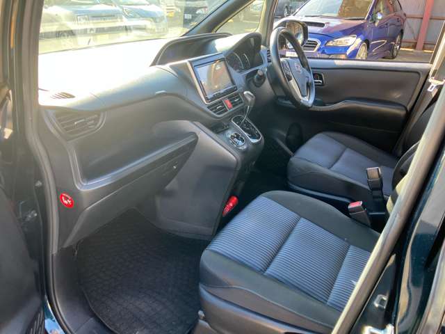 Toyota Voxy 12
