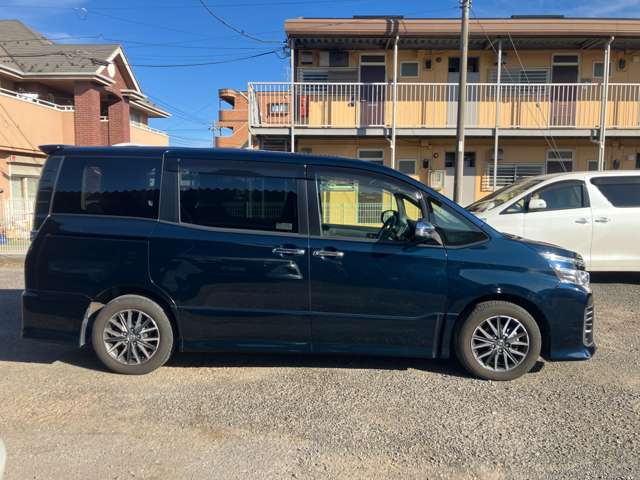 Toyota Voxy 4