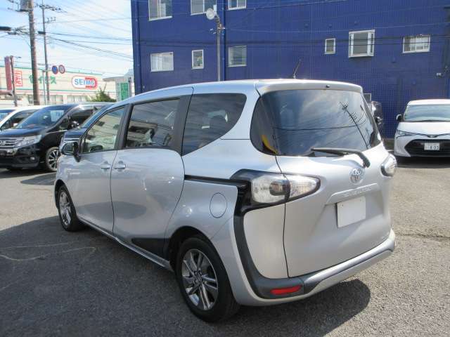 Toyota Sienta 8