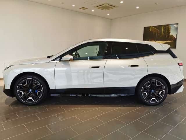 BMW iX 8