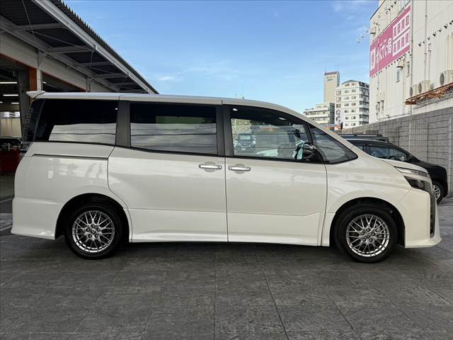 Toyota Voxy 11