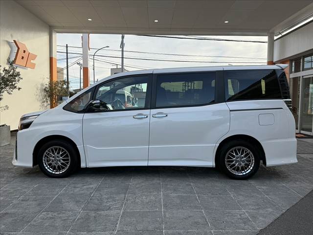 Toyota Voxy 12