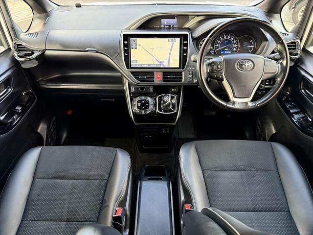 Toyota Voxy 2