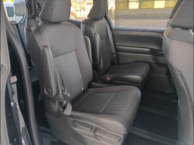 Toyota Voxy 11