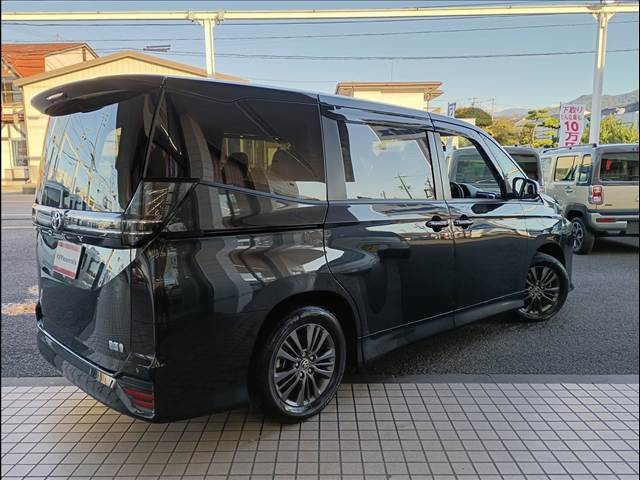 Toyota Voxy 3