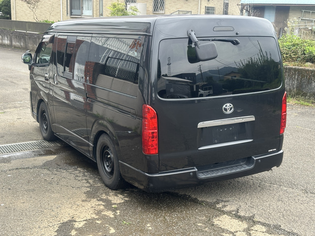 Toyota Hiace Van 5