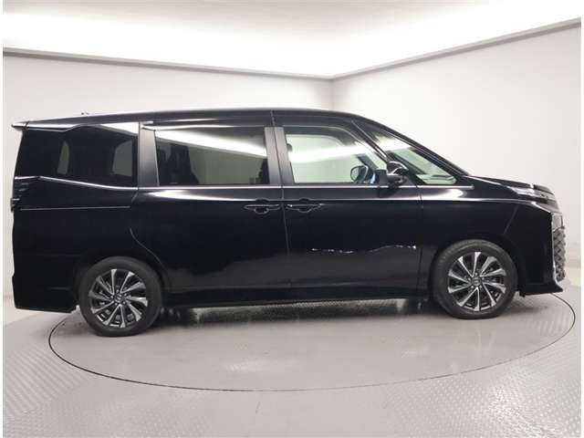 Toyota Voxy 2