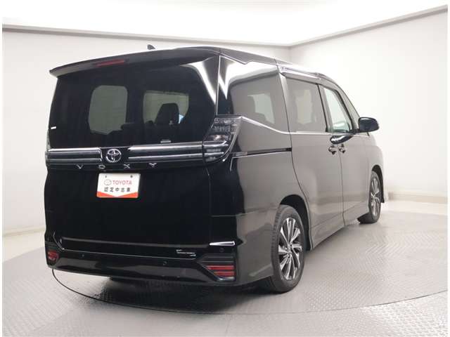 Toyota Voxy 3