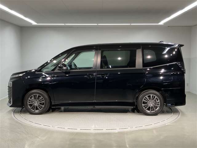 Toyota Voxy 2