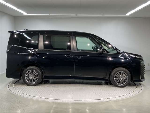 Toyota Voxy 3