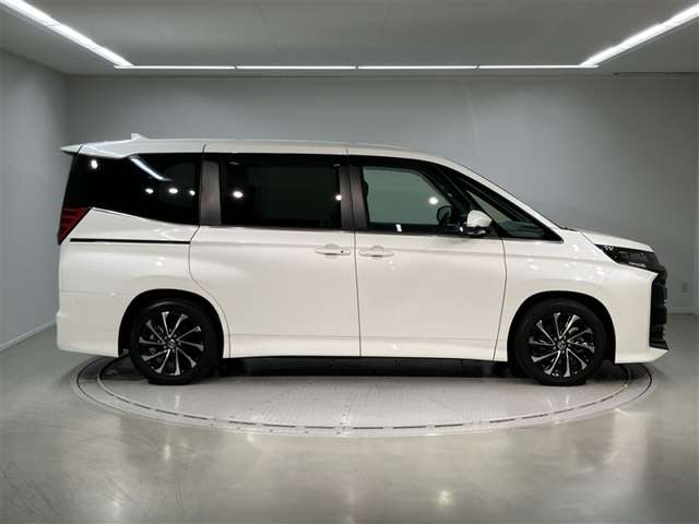 Toyota Noah 3