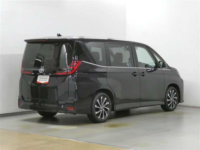 Toyota Noah 5