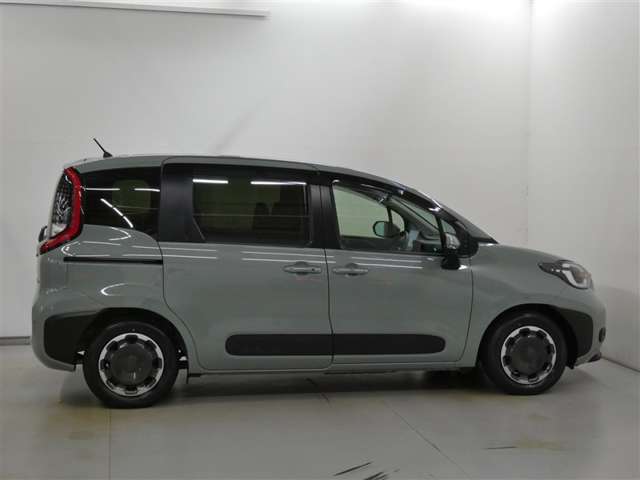 Toyota Sienta 4