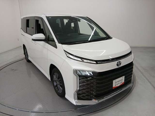 Toyota Voxy 3