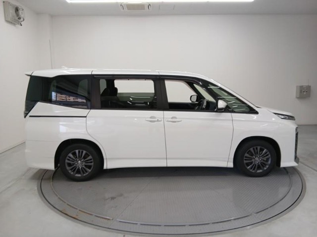 Toyota Voxy 4