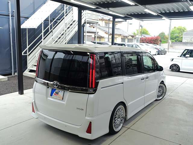 Toyota Noah 8