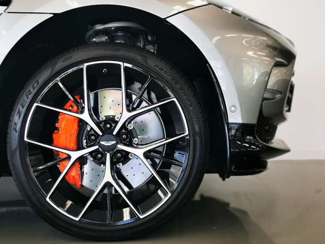 Aston Martin DBX 5
