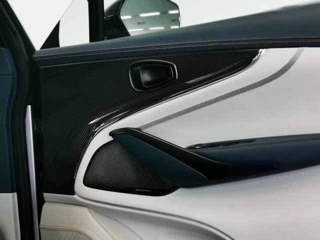 Aston Martin DBX 8