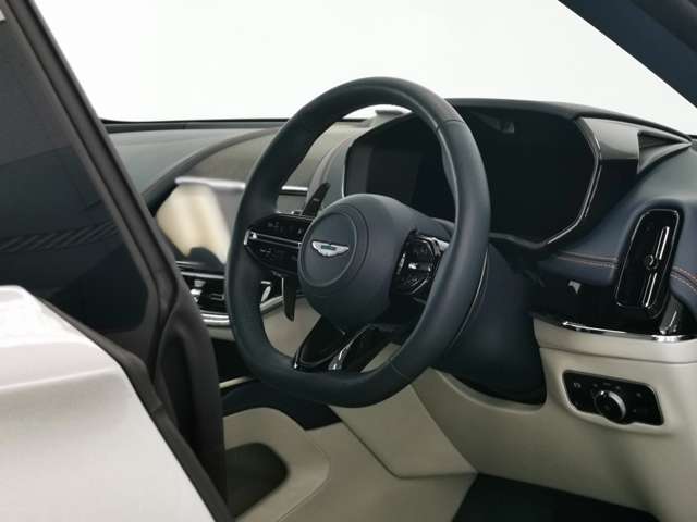 Aston Martin DBX 9