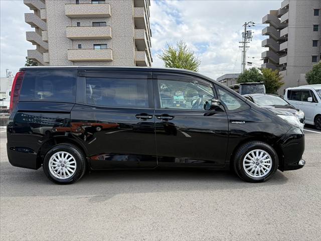 Toyota Noah 11