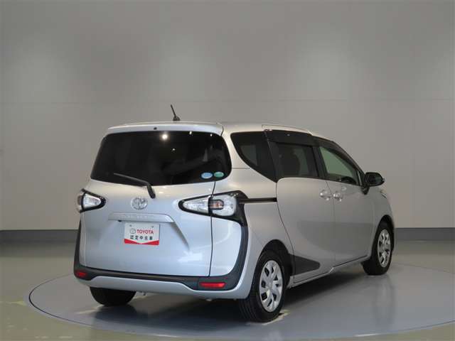 Toyota Sienta 4