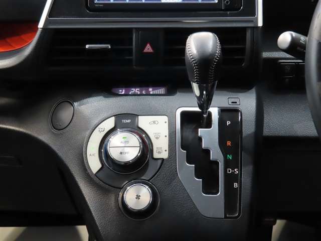 Toyota Sienta 10