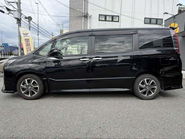 Toyota Noah 7