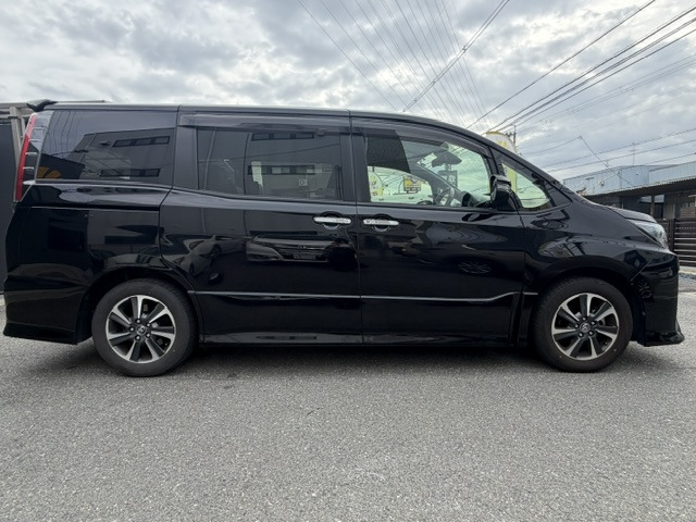Toyota Noah 8