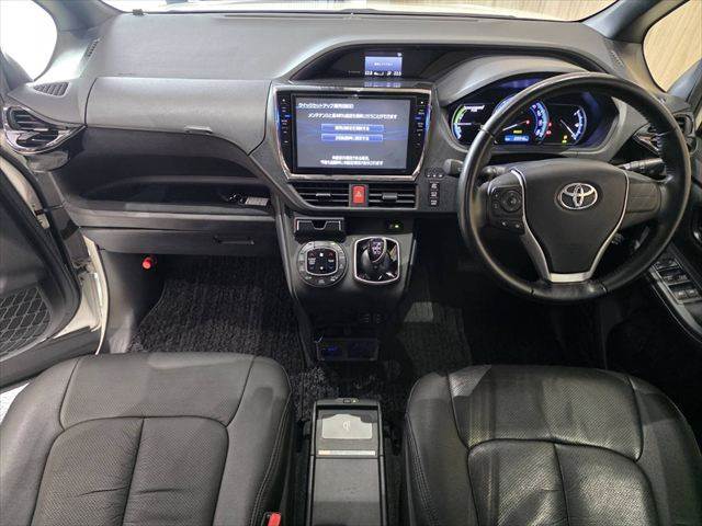 Toyota Voxy 3