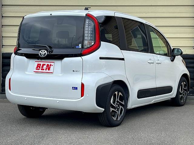 Toyota Sienta 4