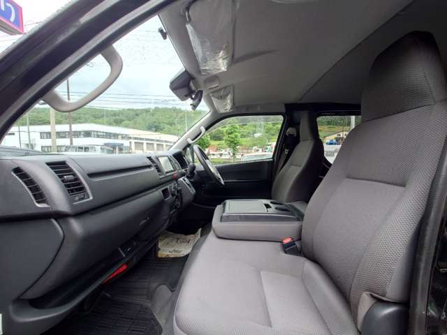 Toyota Hiace Van 4