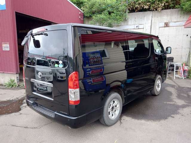Toyota Hiace Van 7