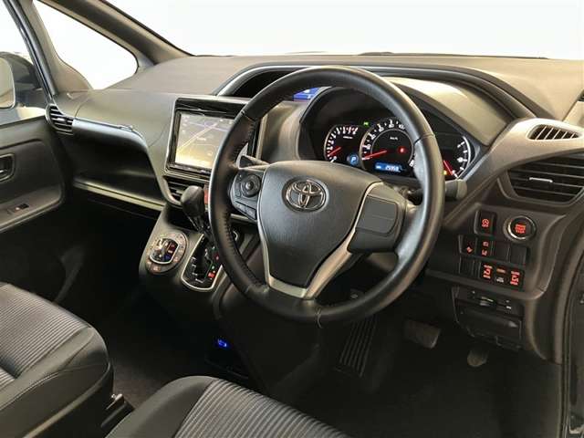 Toyota Voxy 11
