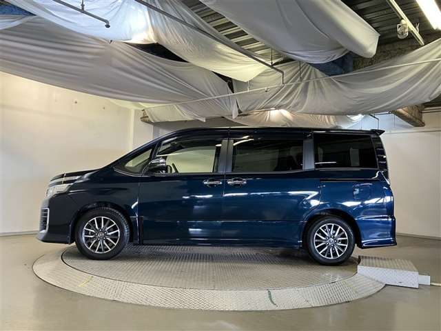Toyota Voxy 4