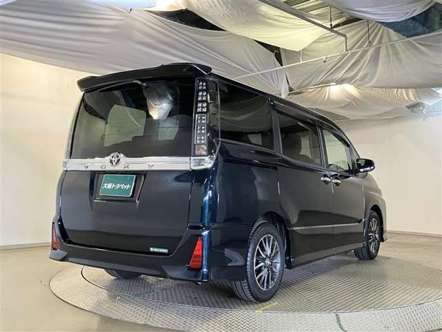 Toyota Voxy 8