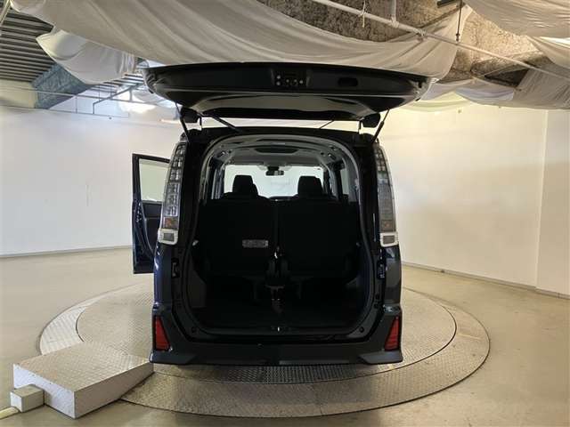 Toyota Voxy 9
