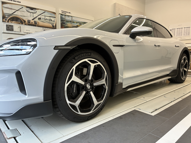 Porsche Taycan Cross Turismo 4