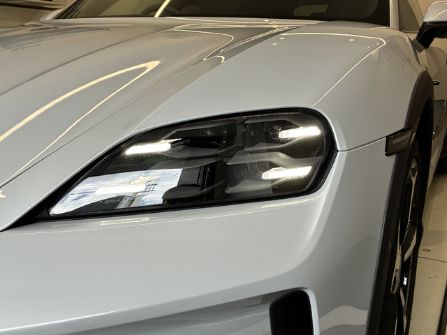 Porsche Taycan Cross Turismo 7