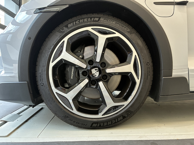 Porsche Taycan Cross Turismo 10