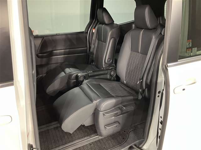 Toyota Noah 4
