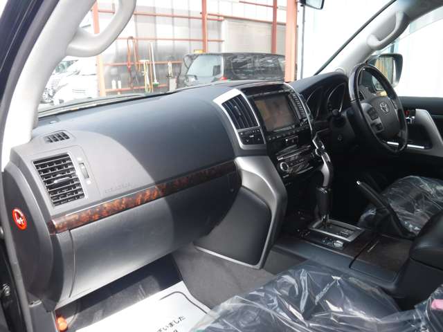 Toyota Land Cruiser 200 10