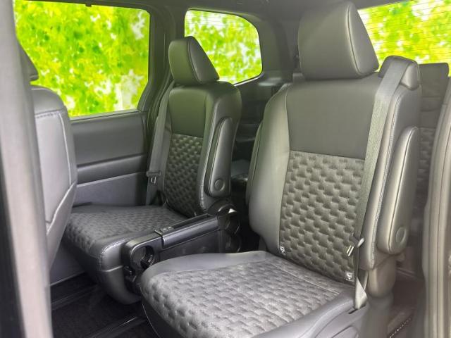 Toyota Voxy 9