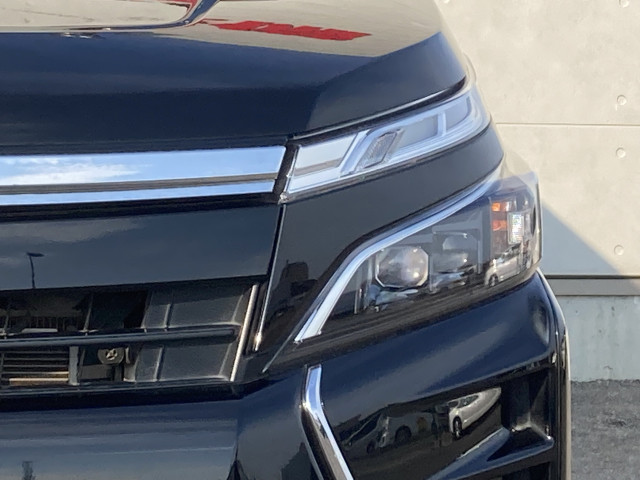 Toyota Voxy 11