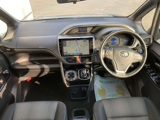 Toyota Voxy 2
