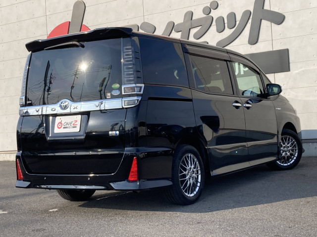 Toyota Voxy 3