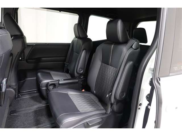 Toyota Noah 7
