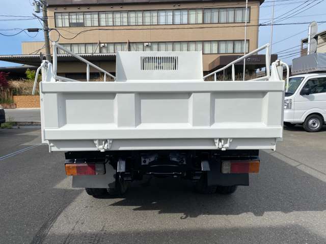 Hino Dutro 9
