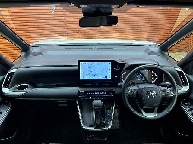 Toyota Voxy 3